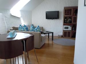 un soggiorno con divano e tavolo di Appartementhaus Dargham a Strobl