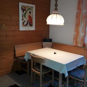クライナルにあるFerienwohnung Franckのダイニングルーム(テーブル、椅子2脚付)