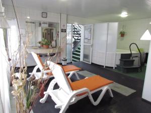 una camera ospedaliera con due sedie e un lavandino di San Remo Grand Hotel a Mar del Plata