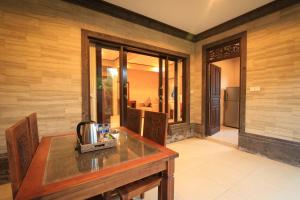 une chambre avec une table et un téléphone. dans l'établissement Cahyatika Bed & Breakfast, à Ubud