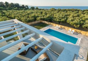 AkrotiriにあるBianca Luxury Villa - Private Heated Poolのスイミングプール付きのヴィラの空中ビュー