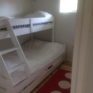 niewielka sypialnia z łóżkiem piętrowym i oknem w obiekcie Lyckhus w mieście Ljungskile
