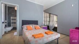 Ein Bett oder Betten in einem Zimmer der Unterkunft Piscina e relax nelle Langhe Villa Gaia