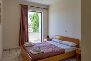 sypialnia z łóżkiem i dużym oknem w obiekcie Cretan Sun w mieście Platanes +23 zdjęcia