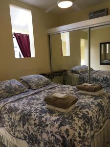 1 dormitorio con 2 camas y toallas. en Posada Colonial Beach Villas, en San Juan