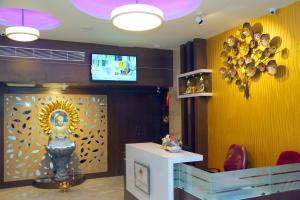 A television and/or entertainment centre at Sri Maharaja Residency