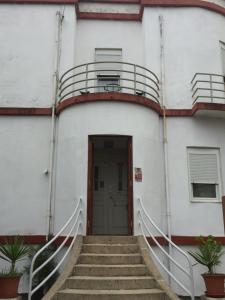 eine Treppe, die zu einem Gebäude mit einer Tür führt in der Unterkunft Hospedaria do Seixo in Porto