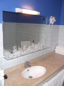 La salle de bains est pourvue d'un lavabo et d'un miroir. dans l'établissement IRIS HOSTEL et LES BOCAUX D'IRIS, à Varennes-sur-Allier