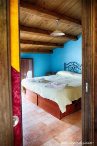 A bed or beds in a room at La Casa di Ivana