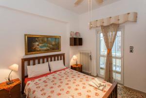 Schlafzimmer mit einem Bett und einem Fenster in der Unterkunft Apartment Froso on the Beach in Rethymno