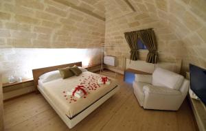 ein Schlafzimmer mit einem Bett, einem Sofa und einem Fenster in der Unterkunft Antica Dimora Storica La Finestra Sul Campanile in Matera