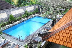 Piscina de la sau aproape de Sagitarius Inn