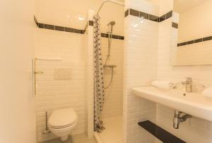 Un baño de Logis Hôtels - Le Belvédère - Hôtel 2 étoiles et Restaurant