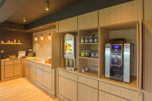 Una cocina o cocineta en Logis Hôtels - Le Belvédère - Hôtel 2 étoiles et Restaurant