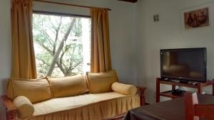 sala de estar con sofá y ventana en Vista del Condor en Villa Ciudad de América