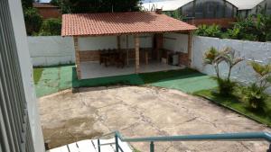 uma pequena casa com uma mesa e um telhado em Residencial Dom Fernando em Belém