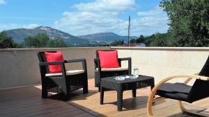 twee stoelen met rode kussens op een terras bij Apartamento Avenida in Ponte de Lima +36 foto's