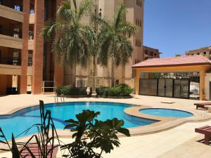 ein Schwimmbad in der Mitte eines Gebäudes in der Unterkunft Regency Towers Apartments in Hurghada