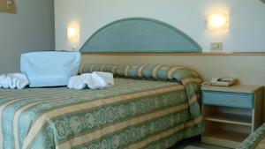 A bed or beds in a room at Hotel Cigno D'Oro