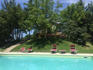 Bazén v ubytování Agriturismo La Corte del Lupo nebo v jeho okolí
