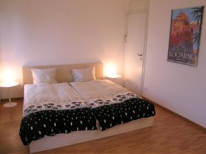 1 dormitorio con 1 cama con 2 lámparas en Bellaterra A, en Locarno