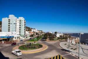 vistas a una calle de una ciudad con el océano en Hotel Colón, en Piriápolis