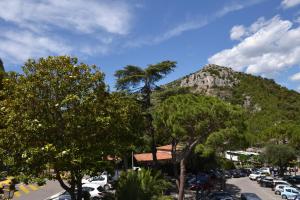 Une montagne avec des voitures garées dans un parking dans l'établissement Hotel Arc En Ciel, à Èze