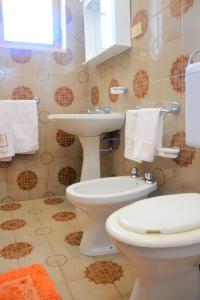 bagno con lavandino e servizi igienici di Leca's House Appartamenti a 100m dal mare a Gagliano del Capo