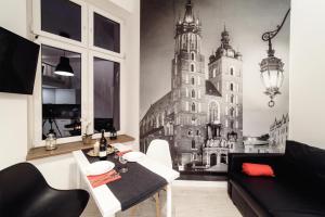 Μια τηλεόραση ή/και κέντρο ψυχαγωγίας στο 2 Nights Apartments - great location, right next to Main Rail and Bus Station, 10 min to Main Square by foot