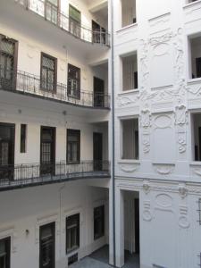 un grupo de edificios blancos con balcones en Julia Apartment, en Budapest