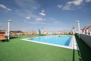 Bazén v ubytování Hotel Villa Luca nebo v jeho okolí
