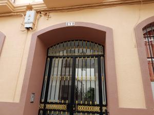 una entrada a un edificio con una puerta negra en Playa La Caleta La Viña Cadiz PLAZA GARAJE GRATIS, en Cádiz