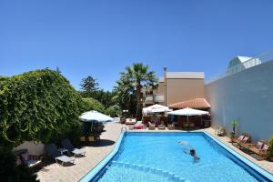 Bazén v ubytování Akatos Hotel nebo v jeho okolí