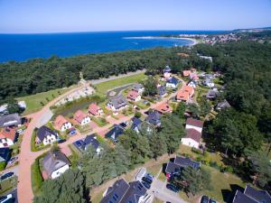 uma vista aérea de uma aldeia com casas e o oceano em Dünenresidenz Glowe - Ferienhaus Maxi 200 m zum Strand em Glowe