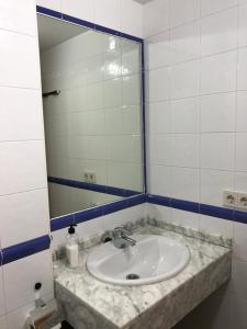 łazienka z umywalką i lustrem w obiekcie Vivienda Vacacional Maga w Corralejo +13 zdjęć