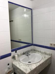 コラレホにあるVivienda Vacacional Magaのバスルーム(洗面台、鏡付)