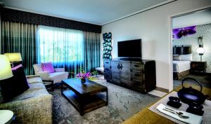 Uma TV ou centro de entretenimento em Universal's Loews Royal Pacific Resort