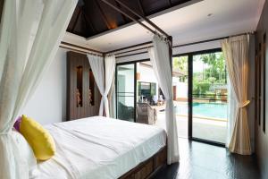 Postel nebo postele na pokoji v ubytování Baan Thai Surin Garden