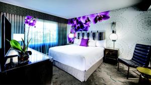Cama ou camas em um quarto em Universal's Loews Royal Pacific Resort