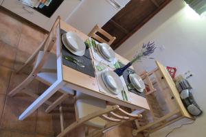 een tafel en stoelen met borden en kommen erop bij Casa Vacanze Amaryllis in Mascalucia