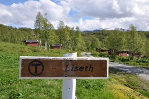 a sign on a road in the middle of a field at Liseth Pensjonat og Hyttetun in Eidfjord