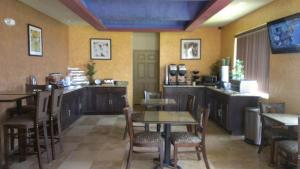 Restaurace v ubytování Pearsall Inn and Suites