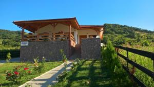 una casa al lado de una colina en Villa Rustica, en Gornea