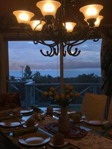 una mesa con comida en ella con una gran ventana en Halcyon Heights B&B/Inn, en Homer