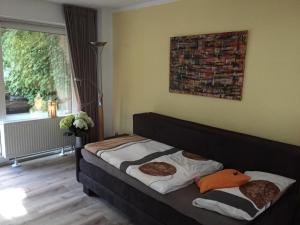 łóżko z dwoma poduszkami w sypialni w obiekcie AusZeit Nähe Airport w mieście Kleineichen