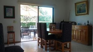 cocina con mesa y sillas y comedor en Delfin B&B en Cruz de Huanacaxtle