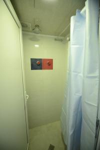 Vonios kambarys apgyvendinimo įstaigoje Hostel 17 Only for men