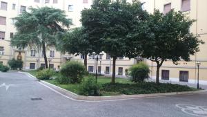 ローマにあるDouble room da Giulioの通りの前に木々が立つ建物
