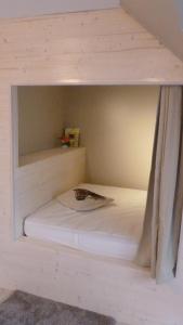 Tempat tidur susun dalam kamar di maison a locrio