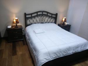 - une chambre avec un grand lit et 2 tables de chevet dans l'établissement Minimalist Department, à La Paz
